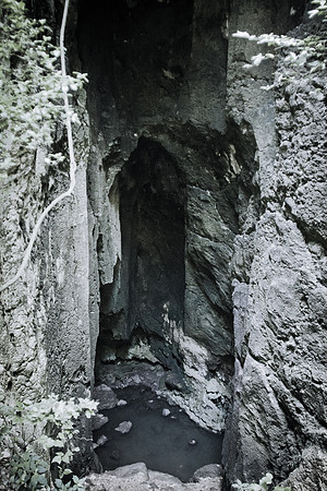 La puerta de la iglesia at El Convento caves